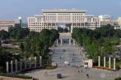 广西大学大门和综合实验楼